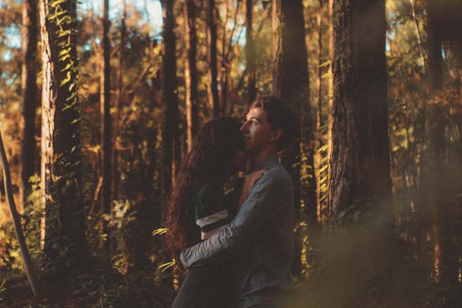 森の中のカップル